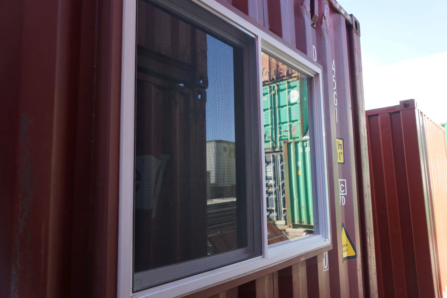 Window_4x3_LeftRed
